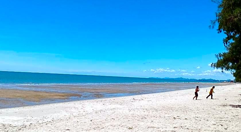Beachfront Hotel Cha Am