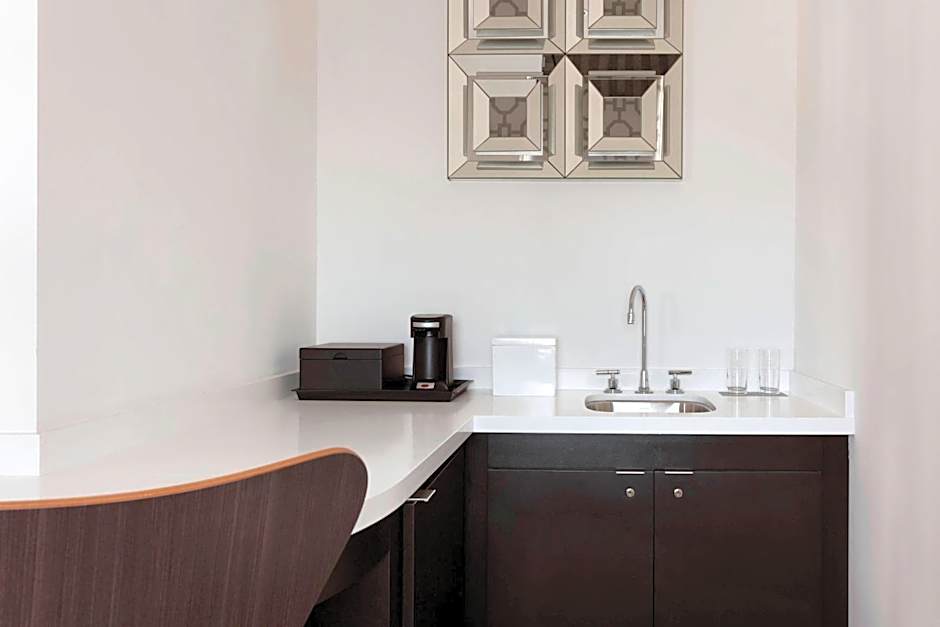 Renaissance by Marriott Cincinnati Downtown Hotel