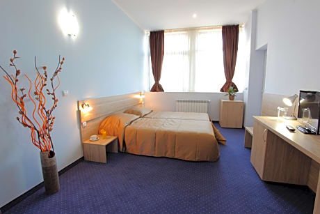 Deluxe Double Room with Free Parking (2 Adults + 1 Child)