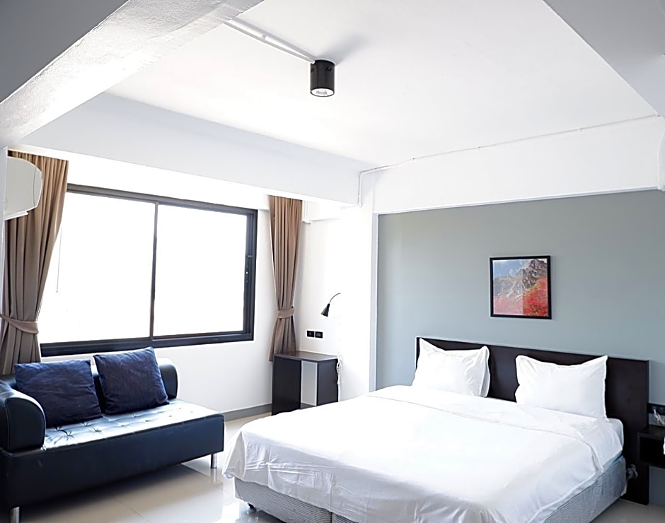 IZEN Budget Hotel & Residences