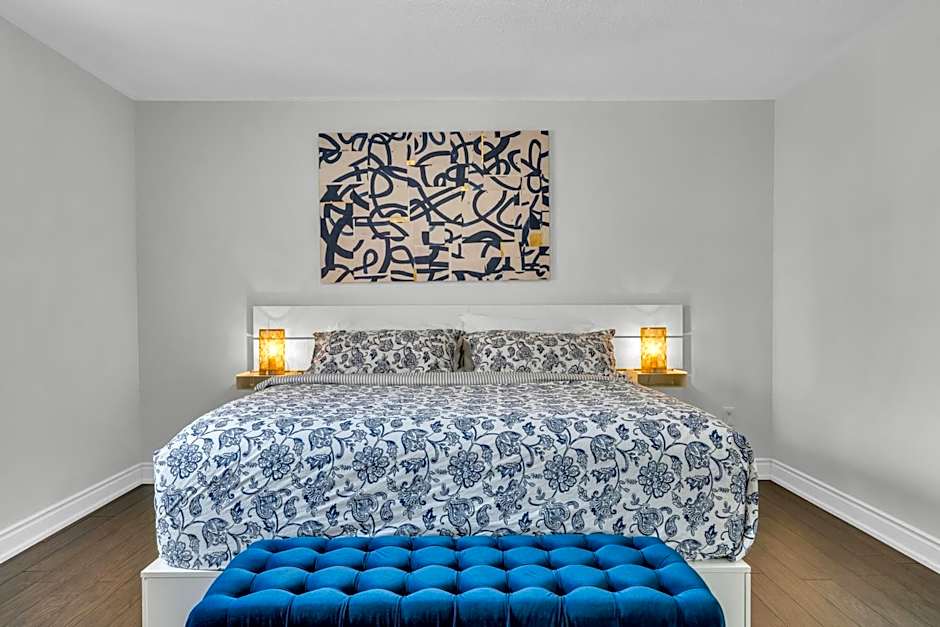 Oshawa Family Haven - Luxury 7BR Villa with Cozy Fireplaces & Hot Tub