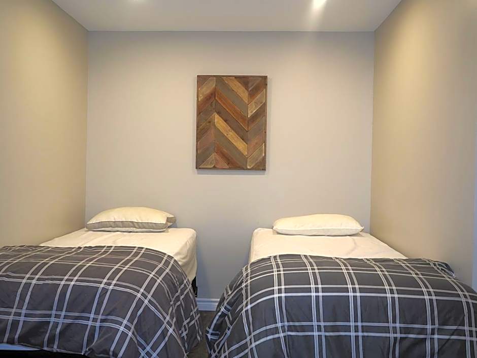 Gateside Chalets Modern Rustic 6-Bedroom with Hot Tub, Near the Village