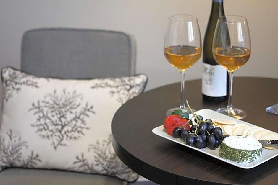 Springfield Lakes Hotel