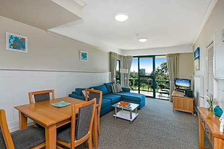 One-Bedroom Apartment with Park View