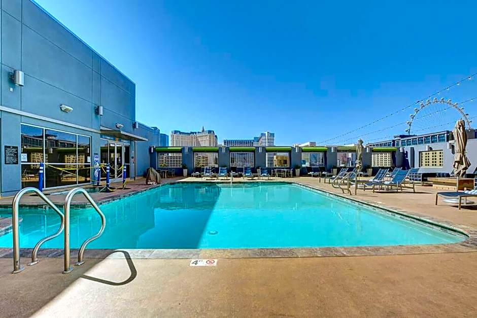 Ultimate Las Vegas Getaway One Bedroom Suite with Balcony, Kitchen, Gym, Pool & Free Parking