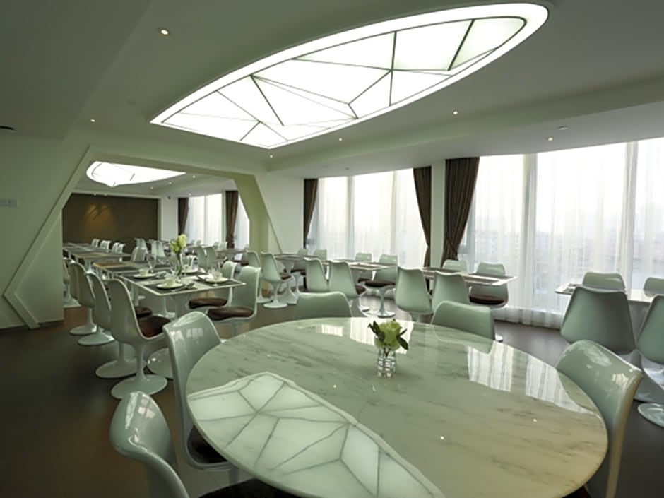 Planet Hotel