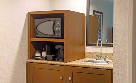 Deluxe King Suite - Non-Smoking