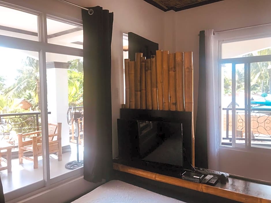 Everyday Sunday Hotel & Cafe