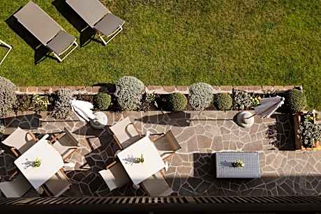 Apartment with Garden View