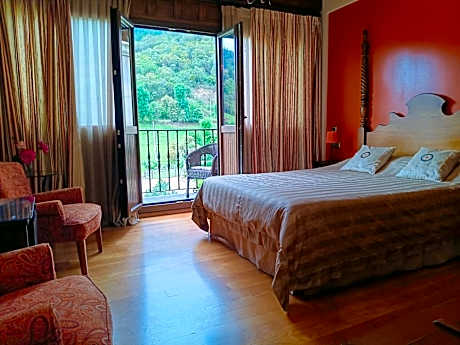 Double Room with big bed, hydromassage bathtub and Terrace with views at the mountain