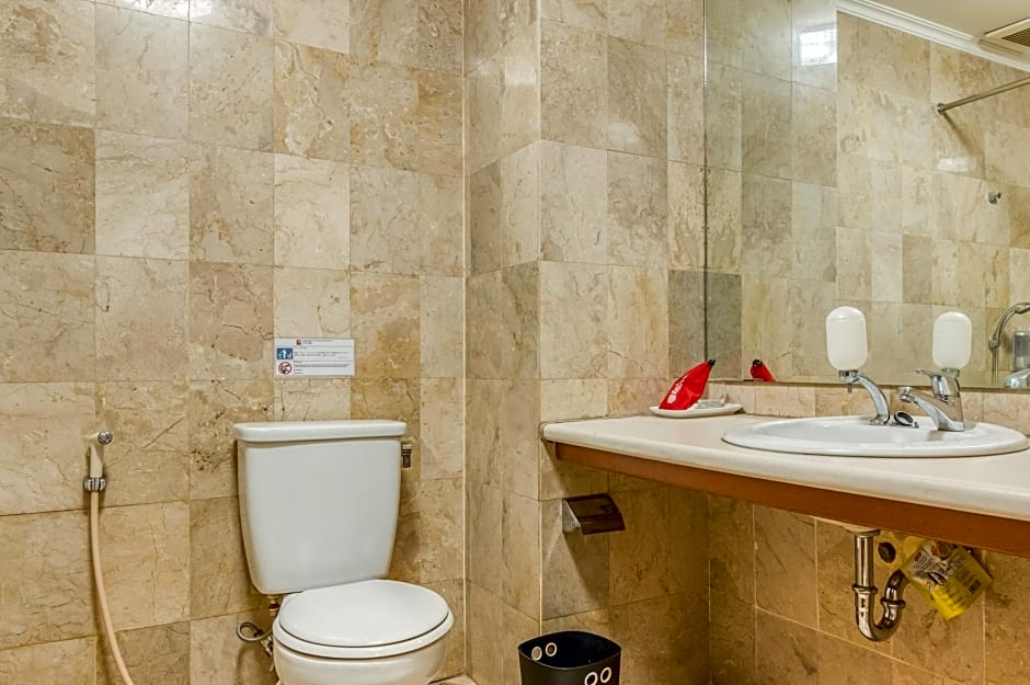 RedDoorz Plus near Dharmawangsa Square