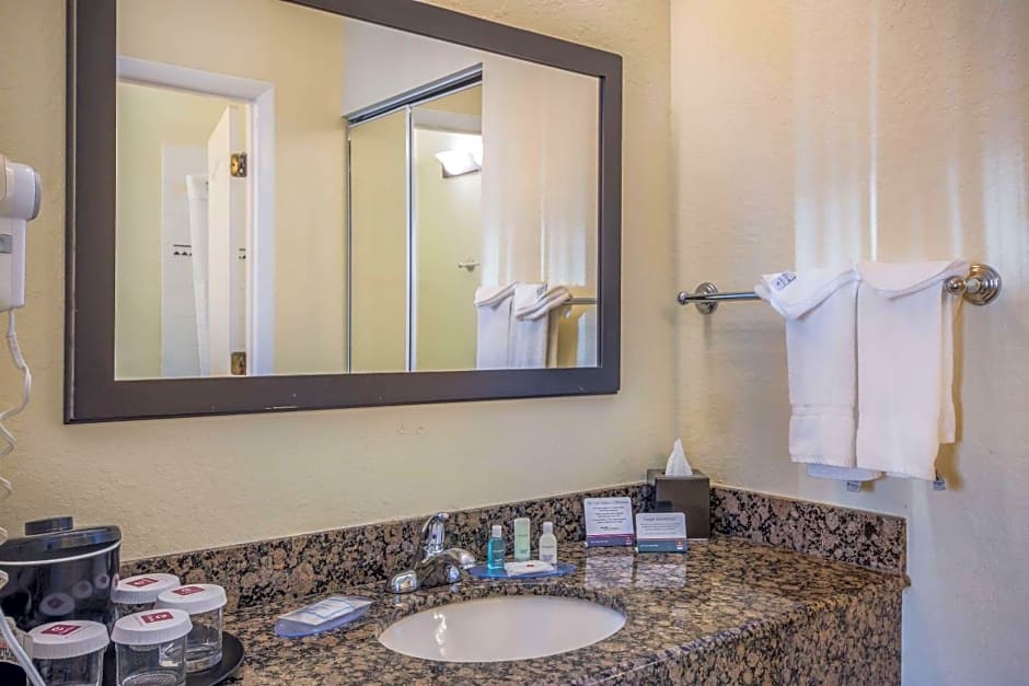 Clarion Inn & Suites Central Clearwater Beach