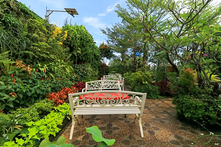 Labuana Homestay and Cafe Garden Makassar by ZUZU