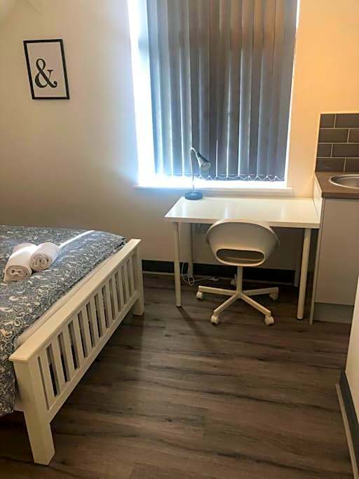 Newly refurbished studio, great location 8 studios