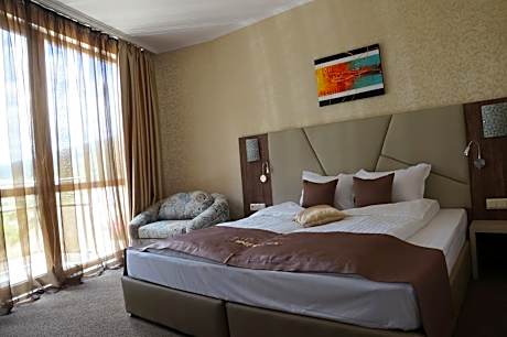 Deluxe Double Room (2 Adults + 1 Child)
