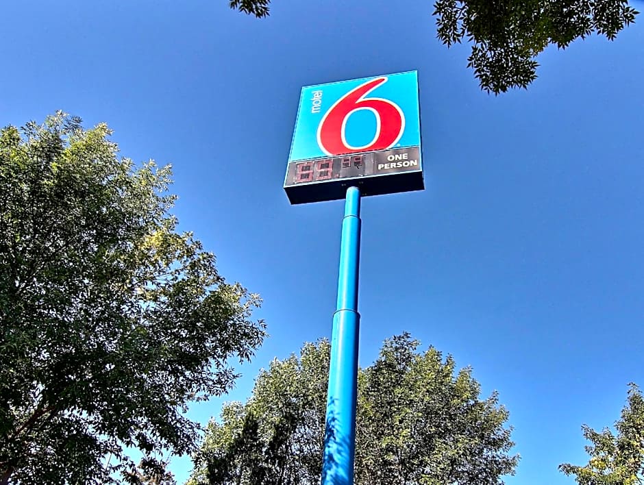 Motel 6-Bismarck, ND