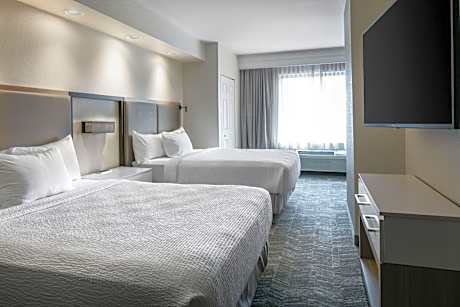 Queen Suite with Two Queen Beds, Bathtub and Sofa Bed - Mobility Access/Communication Assistance