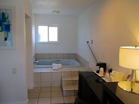 Queen Suite with Jacuzzi