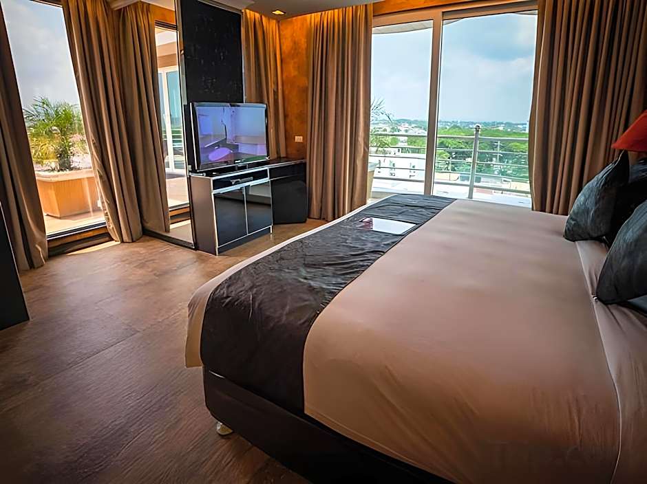 Fields Plaza Suites Condo-Hotel