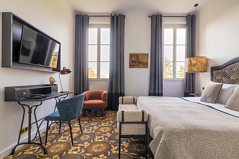 Chateau Jeanne & The Forest - Chateau de Montvillargenne