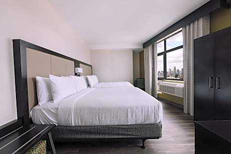 Standard Queen Room with Two Queen Beds and Mobility Accessible Tub