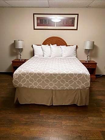 Queen Room with Private Bathroom