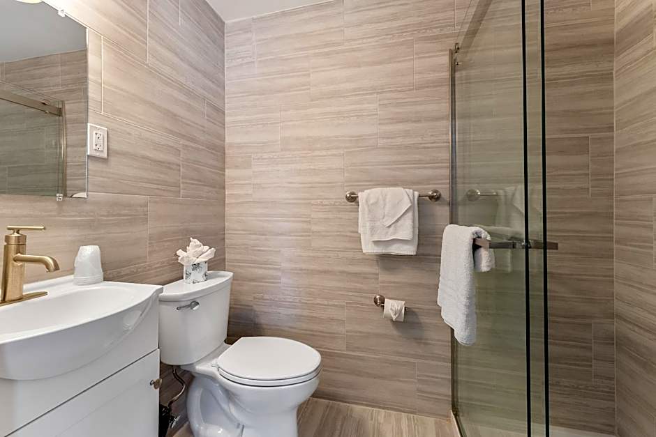 Oceanic Hotel & Barefoot Tiki Bar