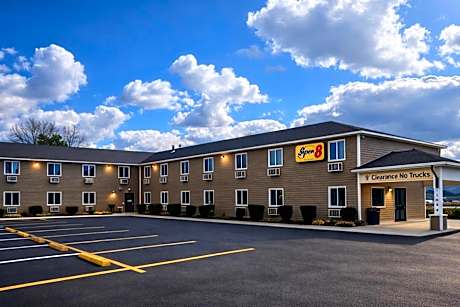 Super 8 by Wyndham Lewiston