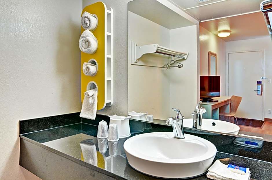 Motel 6 Pittsburgh - Crafton