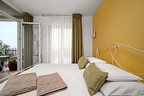 Standard Double Room with Balcony and Sea View