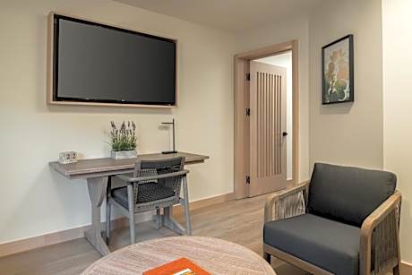 Executive King Suite with Soaking Tub - Pool View
