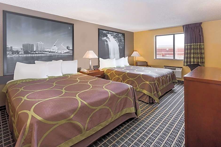 Super 8 by Wyndham Janesville