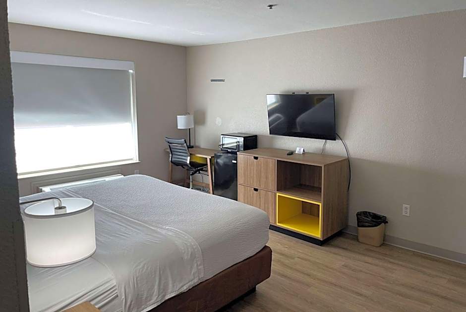 Days Inn by Wyndham Dallas Garland West