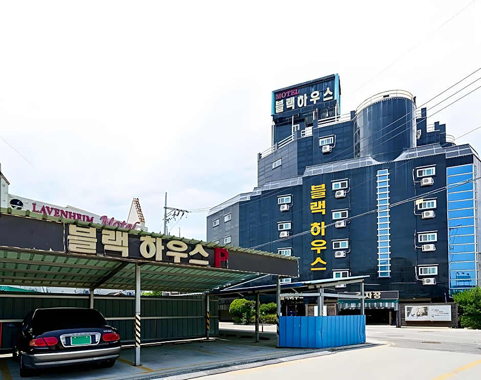 Buantreehotel Blackhouse