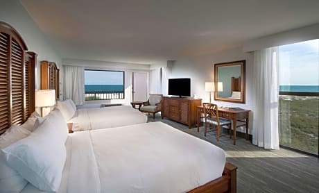 Corner Deluxe Queen Room with Gulf View and Balcony