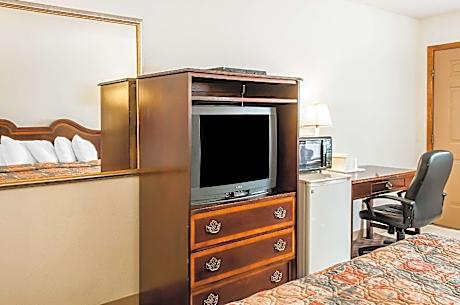 1 King Bed, Nonsmoking, Accessible