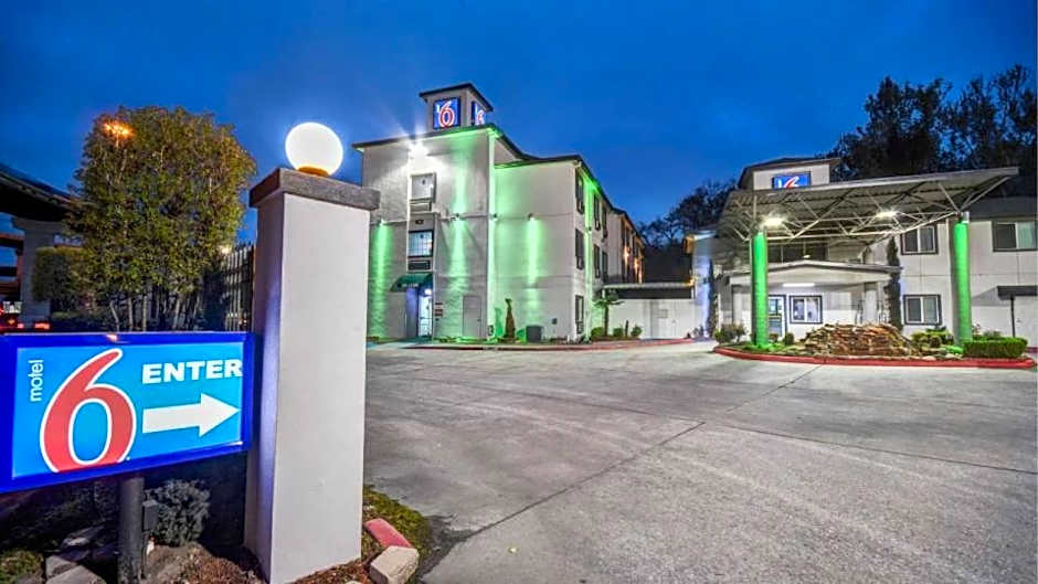 Motel 6 Humble, TX - Houston International Airport