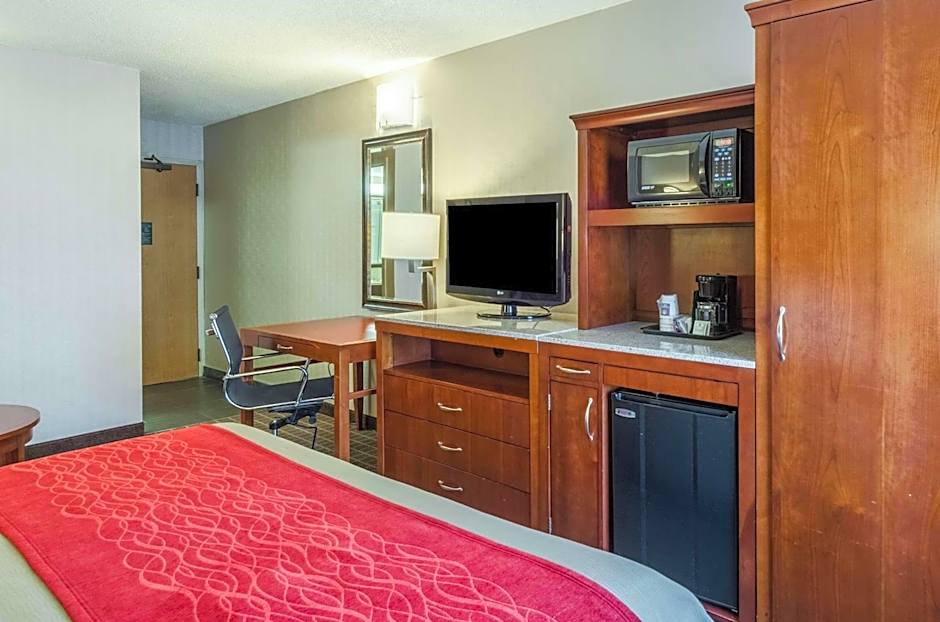 Comfort Inn & Suites West Springfield