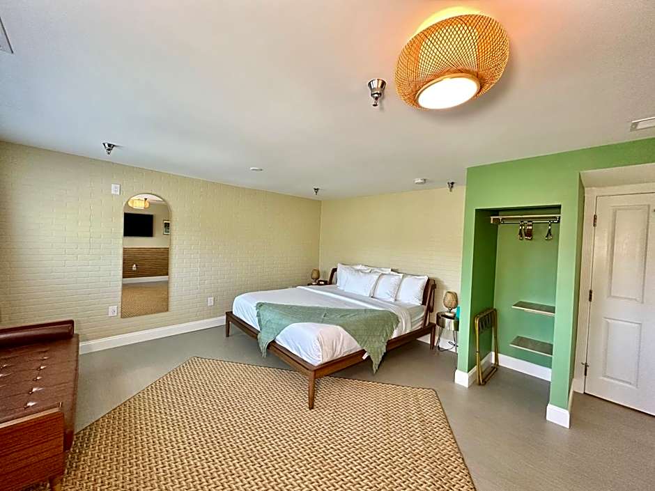 Peninsula Bed & Cocktails