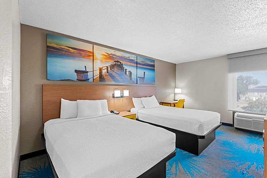 Days Inn & Suites by Wyndham Cedar Rapids