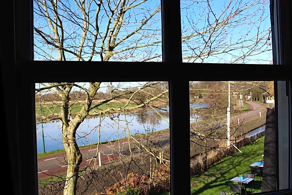 The Riverside Logies & Restaurant