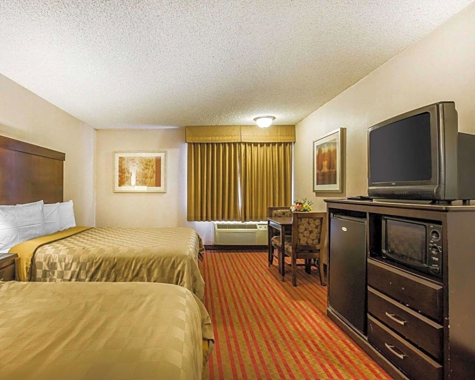 Rodeway Inn and Suites Bakersfield