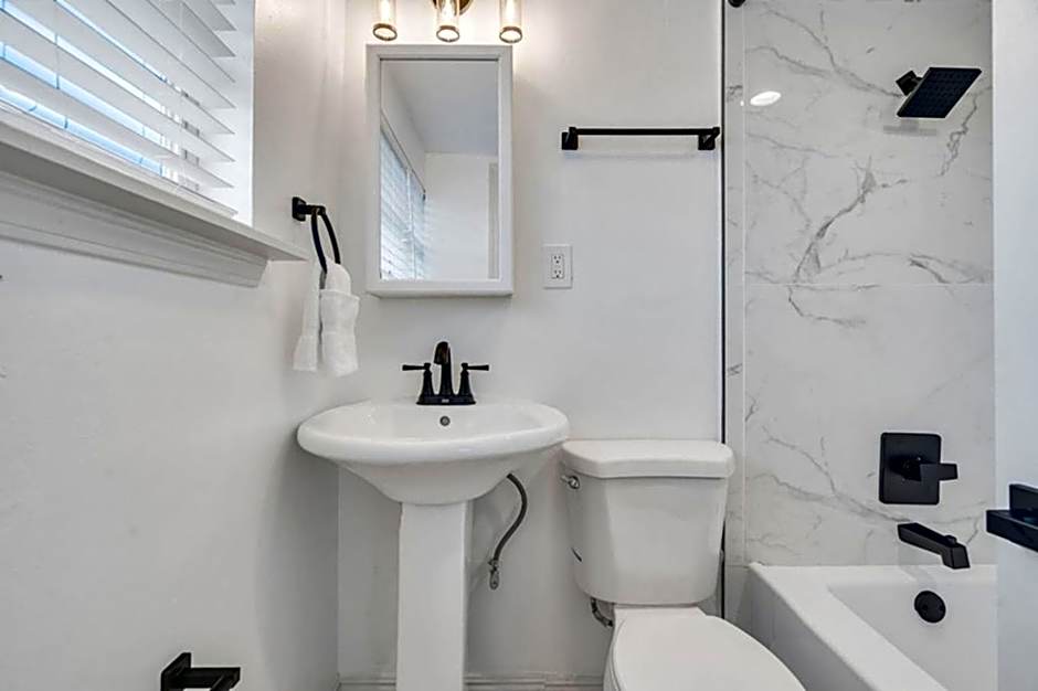Mid-city Muse W Pool -spacious 5br Minutes To Fq
