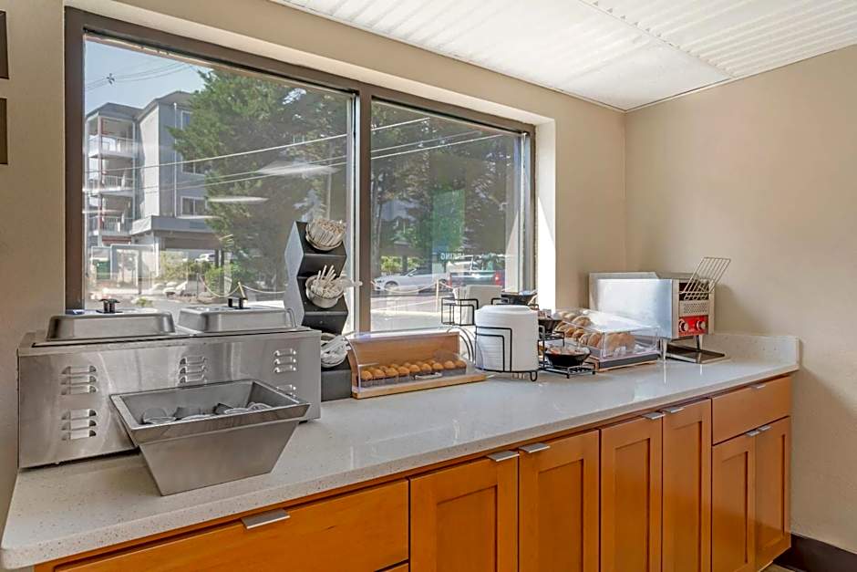 Econo Lodge Inn & Suites At The Conference Center