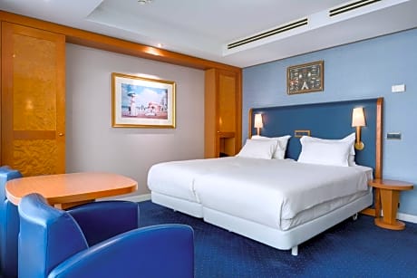 Family Room (2 Adults + 1 Child)