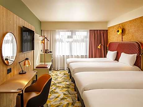 Accessible Standard Room with 2 single beds