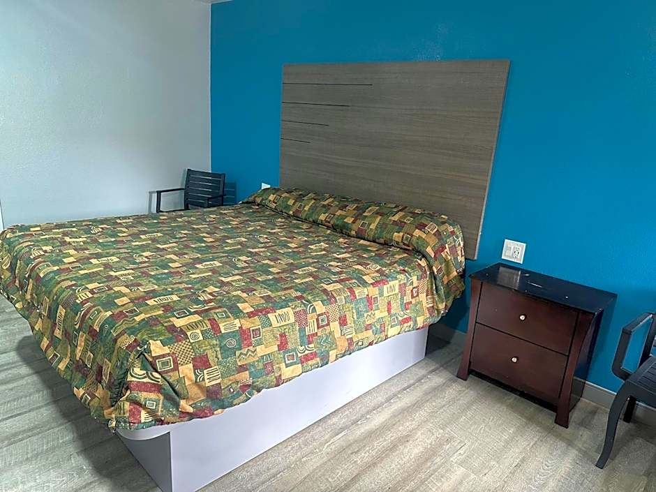 Palm Inn Hotel near Tyler Mall Riverside