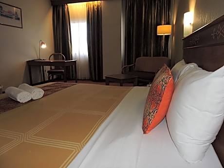 DELUXE TRIPLE - Room Only