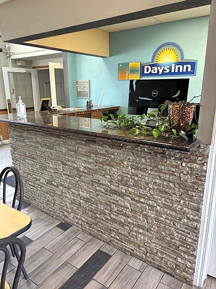 Days Inn by Wyndham West Branch Iowa City Area