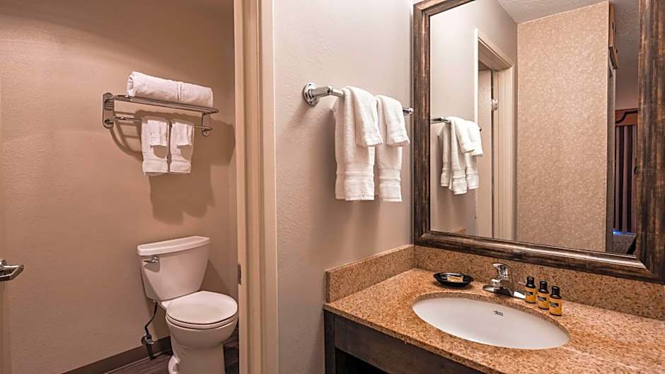 Best Western Plus Rivershore Hotel